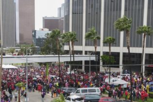 EEUU: Casi medio millón de estudiantes en casa por huelga escolar en Los Ángeles