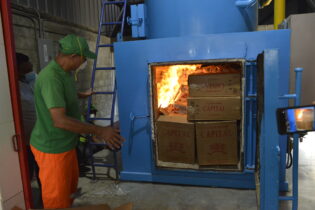 Aduanas incinera contrabando millonario de cigarrillos