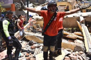 ECUADOR: Al menos 13 muertos y 300 heridos por sismo 6.7 grados