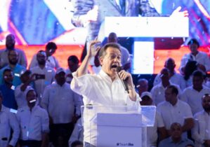 Ito Bisonó juramenta nuevos miembros en el PRM para “trabajar por la reelección de Abinader”
