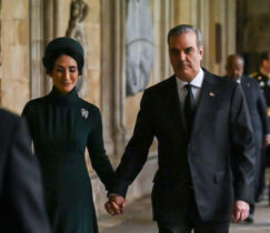 Abinader y Raquel, primera pareja presidencial dominicana en asistir a una ceremonia de coronación