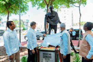 Alcaldía del DN, embajada de la India y MIREX develan estatua de Mahatma Gandhi en nueva plaza que lleva su nombre