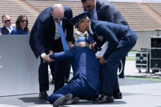 EEUU: Presidente Joe Biden se vuelve a caer, ahora en acto de graduación