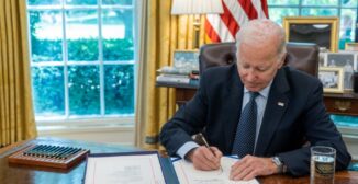 EEUU: Biden promulga la ley del nuevo techo de endeudamiento
