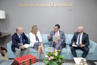 Presidente JCE se reúne con comisión OEA colaborará en procesos electorales