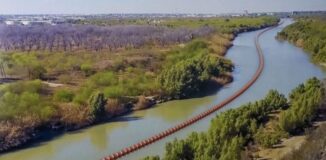 EEUU: Gobierno demanda a Texas por no retirar barrera río Bravo