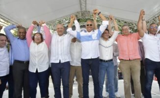 Ulises Rodríguez inscribe precandidatura a Alcaldía de Santiago