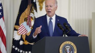 EEUU: Biden defiende necesidad entregar bombas racimo Ucrania