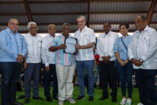 Gobierno inicia rehabilitación de puerto Manzanillo; entrega más de 400 títulos