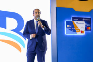 Banreservas lanza primeras tarjetas táctiles del Caribe