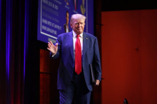 EEUU: Condenan a 22 años de cárcel en EEUU a mujer que envió veneno a Trump