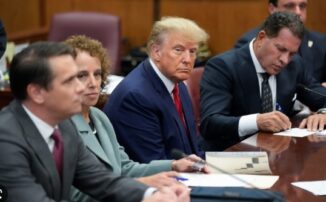 Trump arremete contra jueza que supervisa un caso en su contra