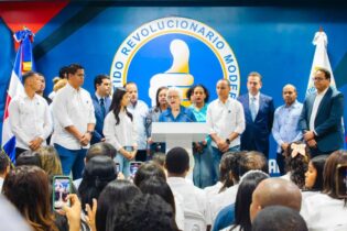 Milagros Ortiz Bosch inscribe precandidatura del presidente Luis Abinader en el PRM