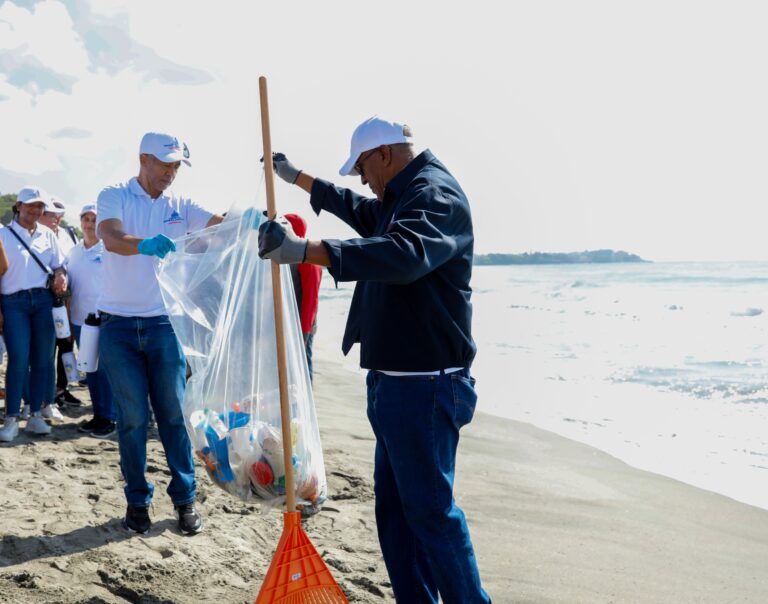 Contraloría contribuye a cuidado de costas con jornada de limpieza en Playa Manresa