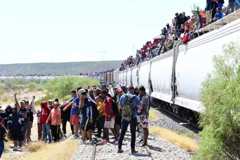 MEXICO: Detienen un tren de carga con cientos de migrantes
