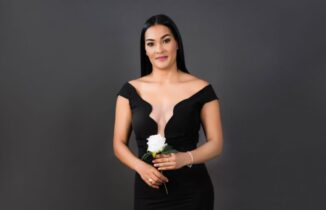 Kismel Cruz recibe galardón Periodista destacada del Cibao en Premios La Flor 2023