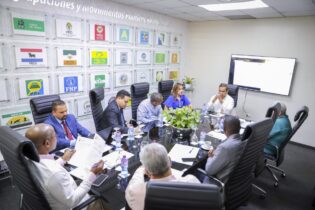 JCE entregó calendario al PRM para celebración de sus primarias