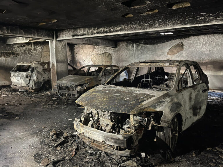 22 vehículos resultaron afectados tras incendio en parqueo de residencial en Santiago
