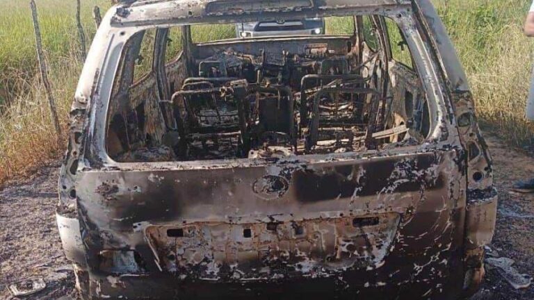 En SPM prendieron fuego a un vehículo con un hombre dentro