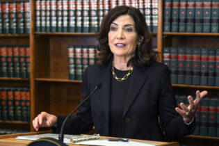 N. YORK: Gobernadora respalda suspensión «derecho a vivienda»