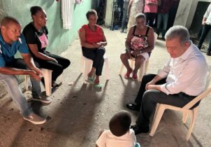 Leonel hace visita sorpresa al sector capitaleño de Villa Duarte
