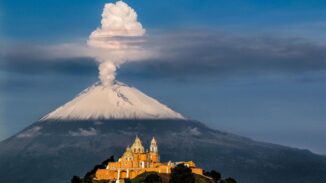 El Popocatépetl con exhalaciones y tremores de alta frecuencia