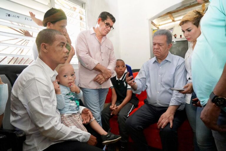 Leonel visita familias afectadas por inundaciones en SD Oeste