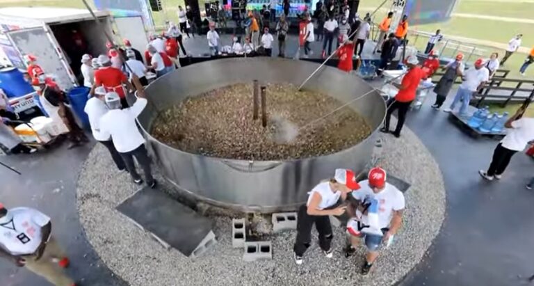 R. Dominicana busca Guinness con gigantesco sancocho