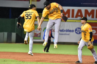 Las Aguilas vencen al Licey en el Quisqueya; EO blanquean Leones