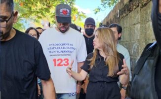 Romeo Santos recorre un sector del DN afectado por las lluvias