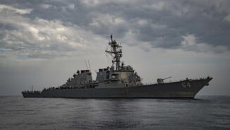 EEUU: Denuncia atacan en mar Rojo un buque guerra y barcos comerciales