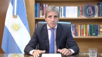 ARGENTINA: Gobierno devalúa el peso y corta los gastos públicos