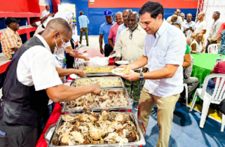 Roberto Ángel en encendido de luces y cenas navideñas por el país