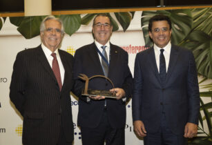 Grupo Preferente reconoce a Juan Manuel Martín de Oliva en la FITUR