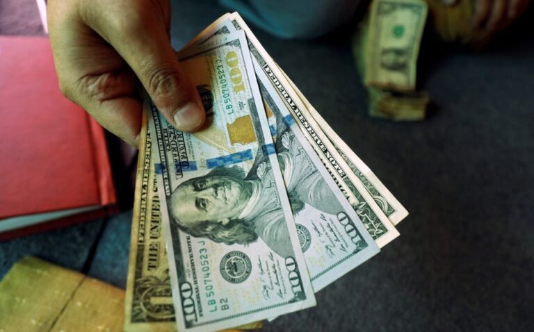 El dólar EU bajó otro centavo; se cambiaba hoy a RD$59.01