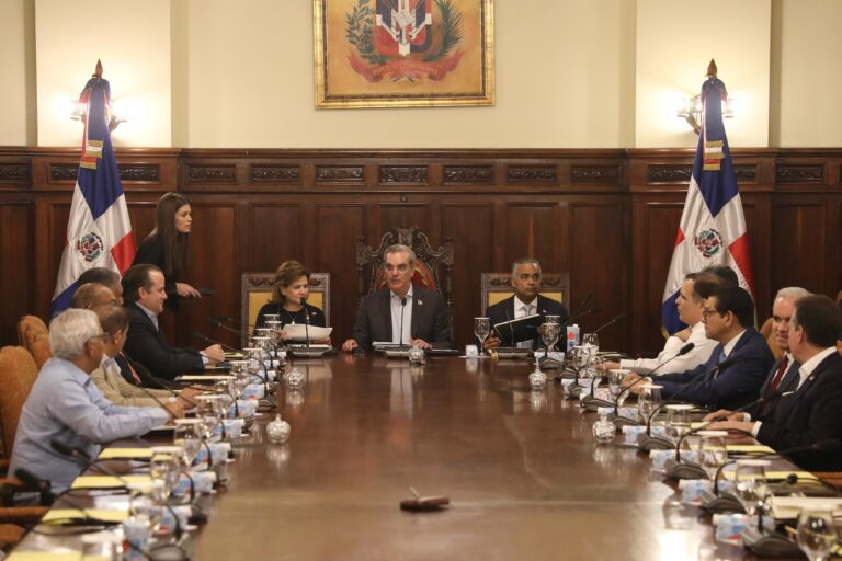 Funcionarios analizan ejecución presupuestaria del 2024
