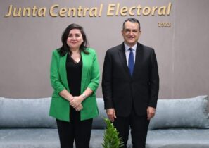 JCE recibe visita de la encargada de negocios de la Embajada de los EE. UU. en RD