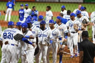 Licey empata en primer lugar; Leones derrotan a las Estrellas