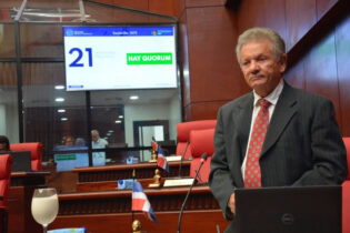 Renuncia senador de la Fuerza Pueblo