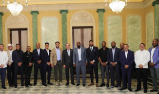 El presidente Abinader se reúne con figuras de las Grandes Ligas