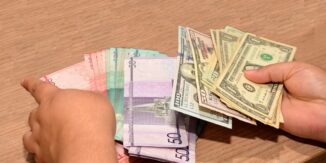 El dólar baja otro centavo y se cambia este viernes a 58.82 pesos