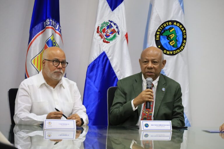 IAD y Politécnico Loyola firman convenio para facilitar pasantías a estudiantes de agronomía