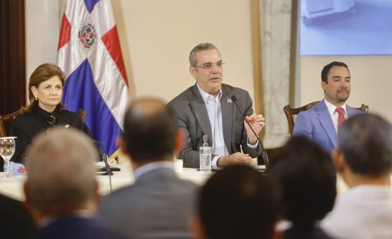 Dicen Abinader trabajó en 2023 horas equivalentes a más 3 años