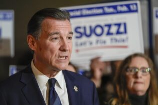 NUEVA YORK: Demócrata Suozzi gana el escaño de George Santos