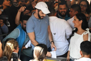 EL SALVADOR: Vota en municipales, último eslabón del poder de Bukele que ya tiene mayoría en Congreso