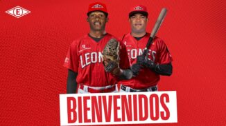 Escogido firma jardinero Sócrates Brito y al lanzador Phillips Valdez