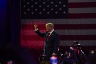 EEUU: Trump gana caucus Dakota en la víspera del ‘supermartes’