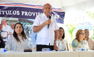 Director IAD entrega 333 títulos provisionales a familias de Sabana Yegua, Azua