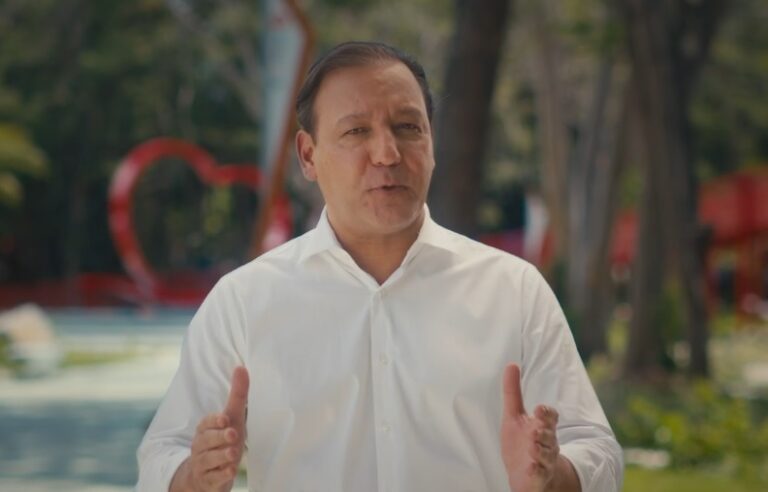 Abel resalta desarrollo económico y transformación de Santiago