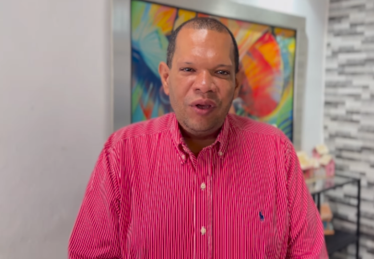 Alcalde de Santo Domingo Norte Carlos Guzmán renuncia a la Fuerza del Pueblo